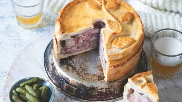 Pork-chicken pie with lard dough