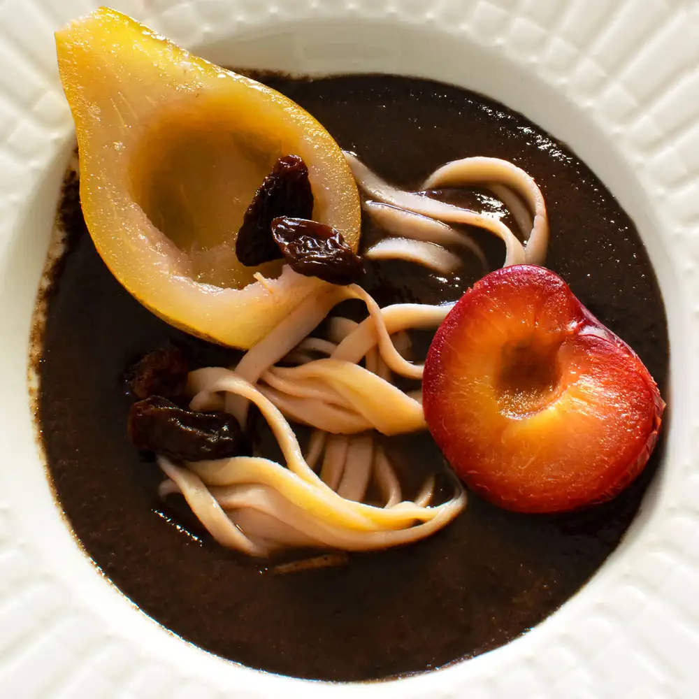Esta 'Czernina' (sopa de sangre de pato polaca) está buenísima, ¡es espeluznante!