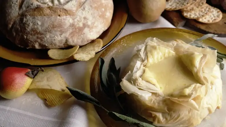 Phyllo dough, a crispy alternative to puff pastry for gratinated brie