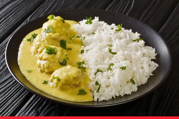Danish Meatballs in Curry Sauce (Boller i Karry)