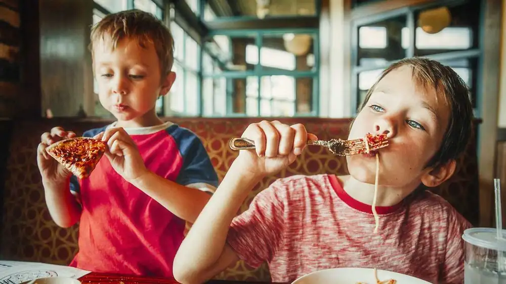 Un restaurante multa a los clientes por los daños causados por sus hijos