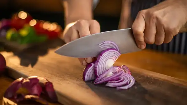 You're Probably Holding Your Kitchen Knife Wrong. Here's How To Do It Right