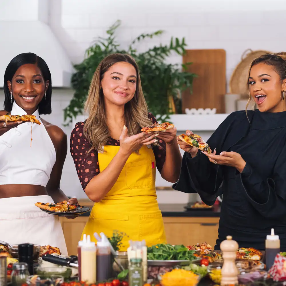 Madelyn Cline, Madison Bailey y Carlacia Grant en ‘Bancos Extranjeros’ Pizza y más