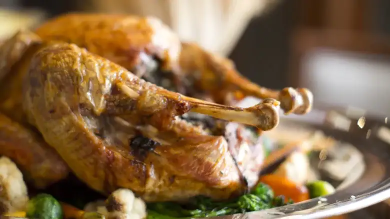 Cómo humedecer fácilmente un pavo demasiado cocido