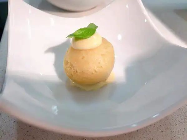 Buñuelo relleno de duxelles de champiñones y gambas con mayonesa de ajo confitado