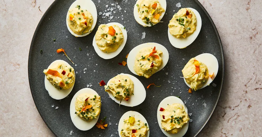 Receta de huevos rellenos con chile y lima • 5★ • 45 min