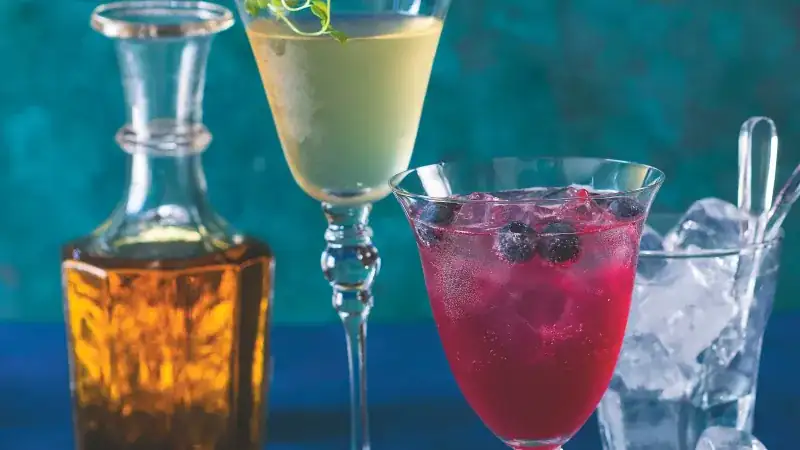 Mint and thyme syrup & alcoholic and non-alcoholic cocktails