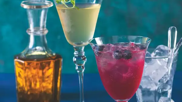 Mint and thyme syrup & alcoholic and non-alcoholic cocktails