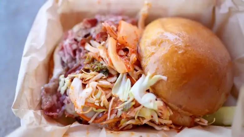 Prueba el kimchi en lugar de la ensalada de col para tu próximo sándwich de cerdo desmenuzado