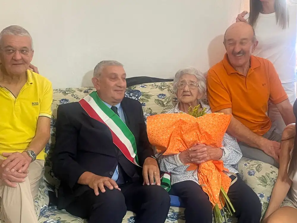 La centenaria "Tullia" de Busto Arsizio, que cocina y toma una copa de vino en el almuerzo
