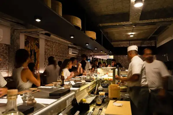 Fuimos al bar de sushi en São Paulo donde se come de pie en la barra