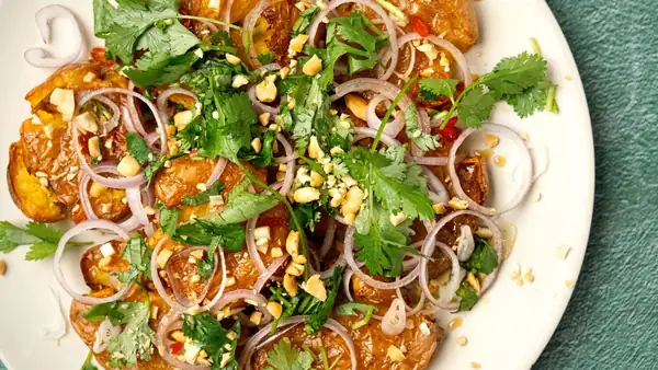 Puré de patatas con aderezo tailandés, cilantro y cacahuetes