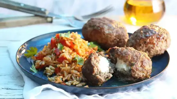 Bifteki with vegetable rice