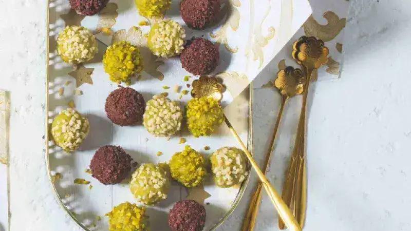Unbaked pistachio-marzipan balls