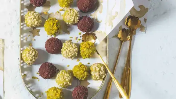 Unbaked pistachio-marzipan balls