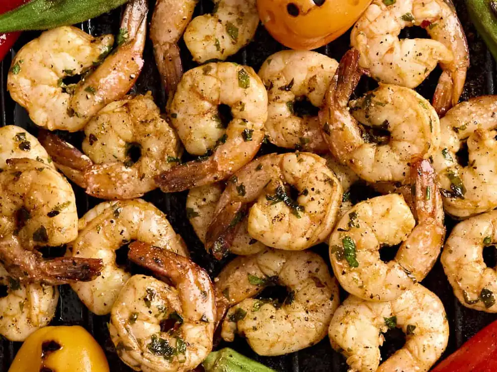 Arroz frito con camarones, piña y coco tostado