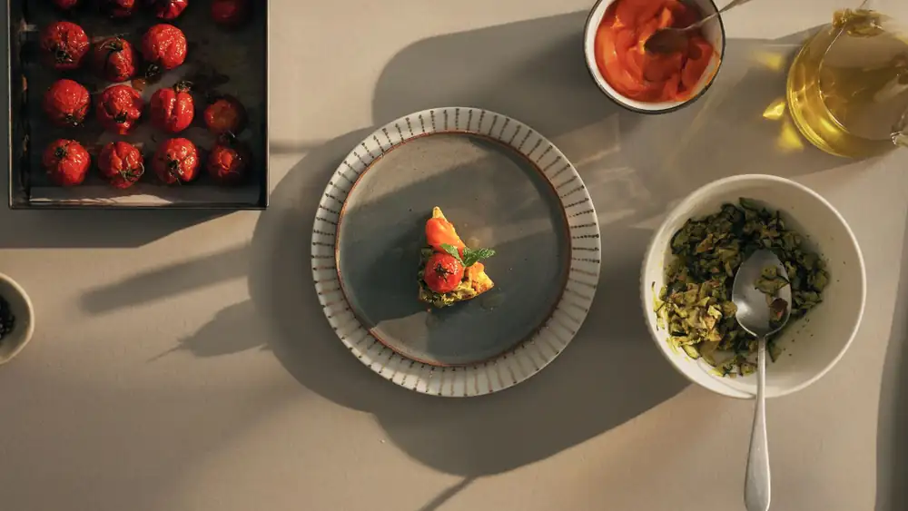 Panettone salado de Motta – Receta mediterránea, tartar de calabacín, menta, ajo, tomates cherry confitados