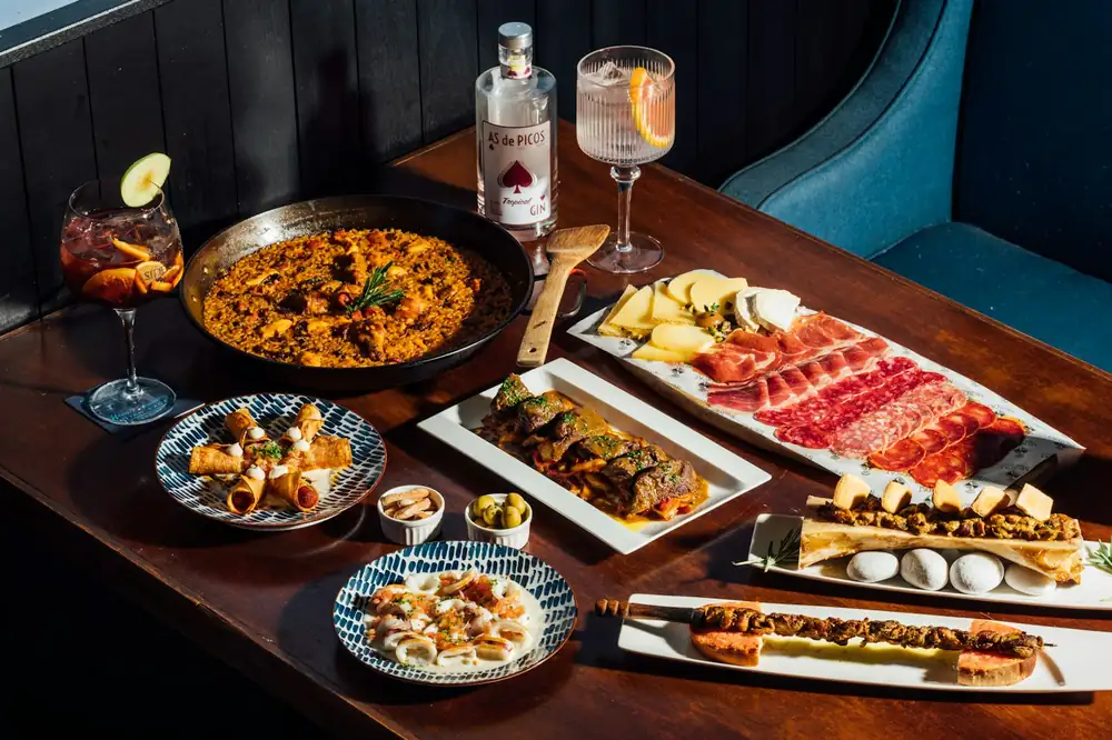 Ultramarinos Marín: un bar centenario de Madrid renace con alma de brasa