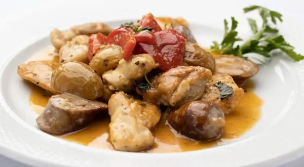 Pollo italiano con salchicha y salsa de vino blanco