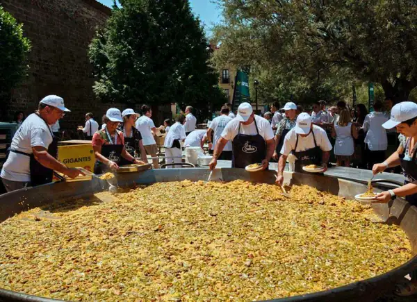 The most supportive paella for the disaster zone is cooked 600 kilometers from Valencia