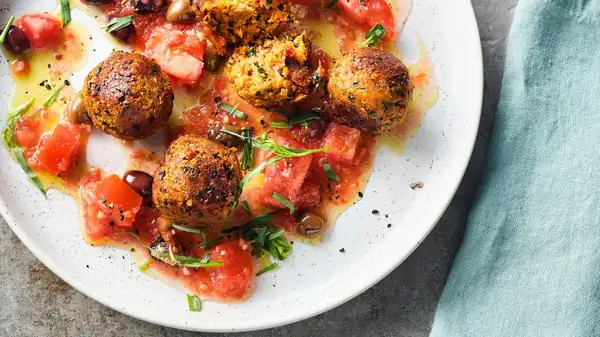 A vegan hit for the summer: bean balls with cold olive and tomato sauce