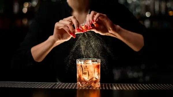 How To Perfectly Add An Orange Peel To Your Negroni Cocktail (And What Not To Do)
