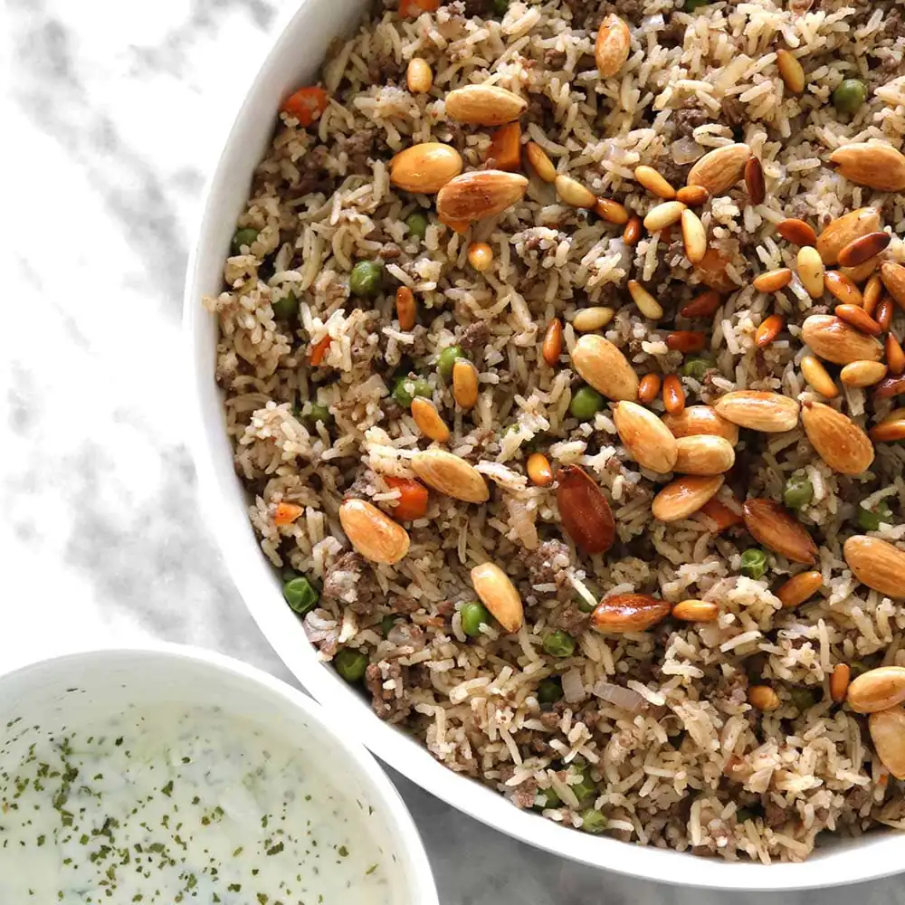Arroz especiado Ouzi con cordero picado y frutos secos tostados.