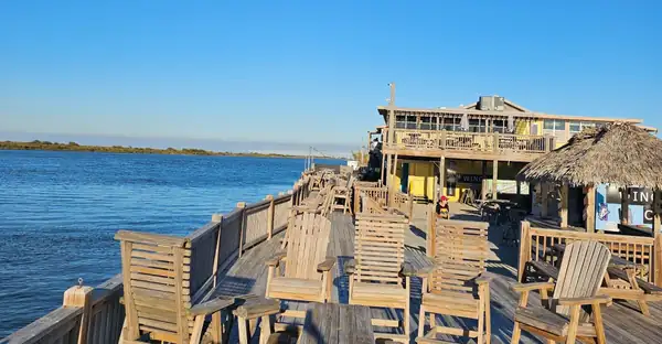 En la península de Bolivar, este restaurante de camarones fríe cestas de camarones del Golfo directamente de los barcos