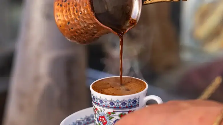 Por qué el café turco nunca debe removerse durante su preparación