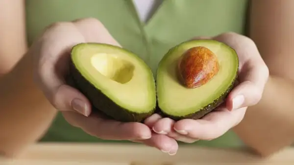 Cooking Spray Might Just Be Your Answer To Keeping Avocados Green