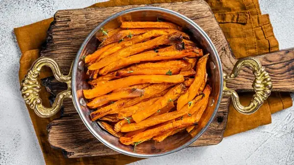 Skillets Are Great At Reheating Fries, With One Exception