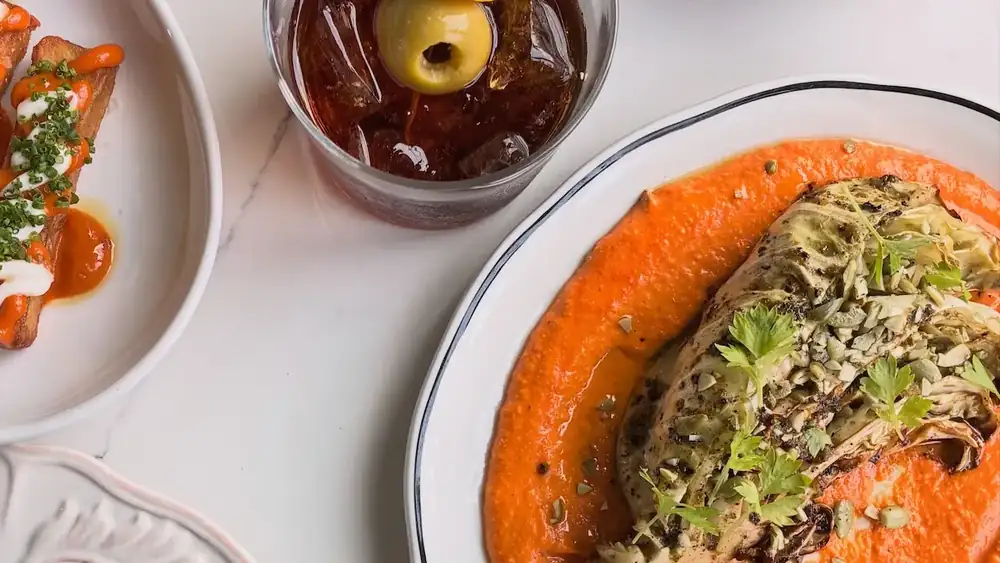 La bodega más nueva de Toronto sirve pescado enlatado y martinis de sake, y ya está abarrotada