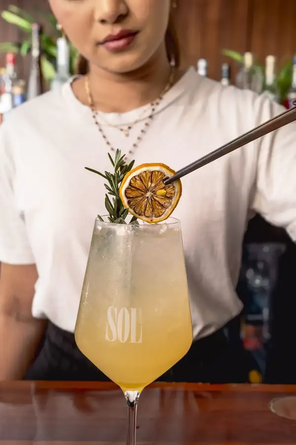 SOL Rooftop lanza Golden Hour con cócteles al atardecer por $20 y aperitivos de lujo, a nueve pisos de altura sobre Adelaida