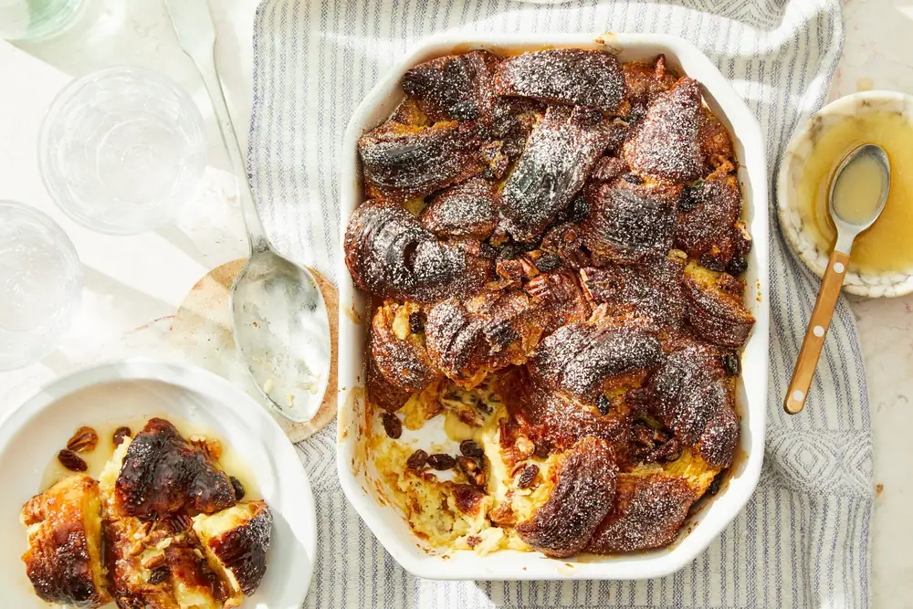Receta de pudín de pan de croissant con salsa de bourbon