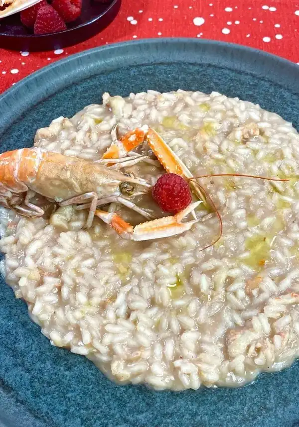 Champagne risotto with scampi and raspberries