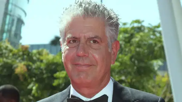 Por qué la ensalada César de pollo fue una señal de alerta para Anthony Bourdain