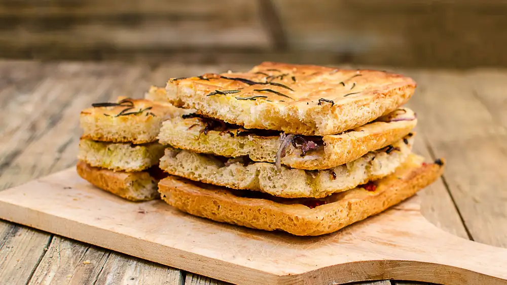 Crispy air fryer focaccia: super quick and without turning on the oven