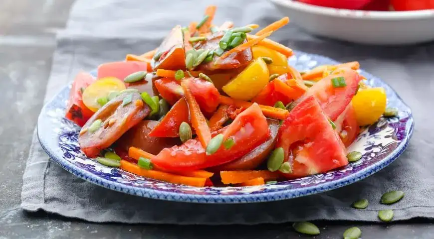 Spinach salad with tomatoes and avocado