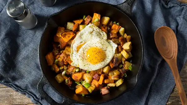 No tires las patatas fritas que te sobran, úsalas para preparar un revuelto de desayuno