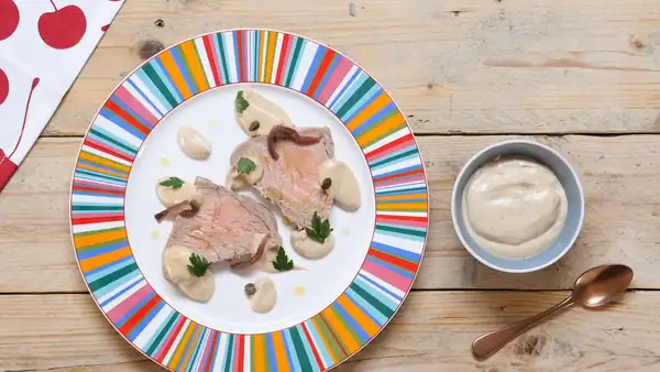 Ternera con salsa de atún, ¡el plato principal de verano más sencillo y sabroso!