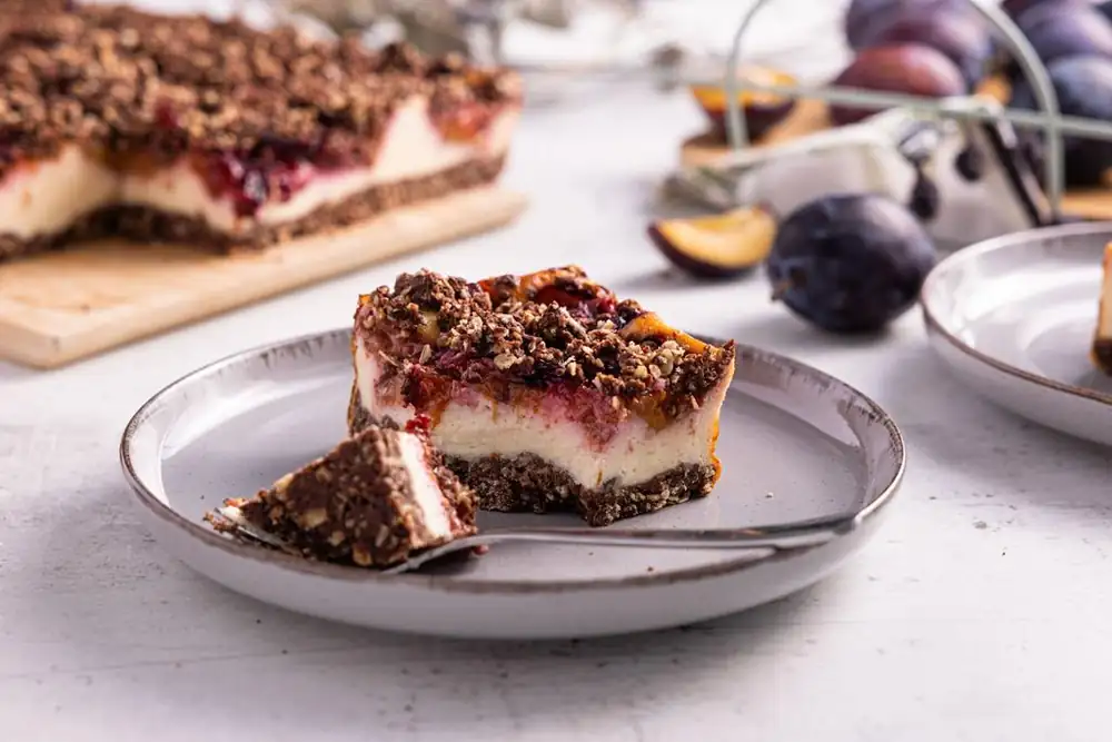Skyrnik with plums and chocolate crumble