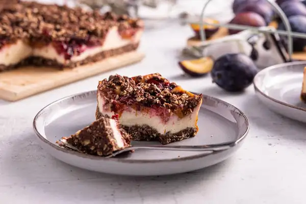Skyrnik with plums and chocolate crumble