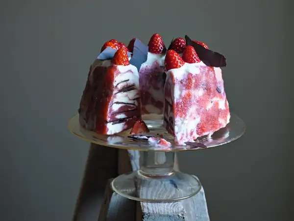 Ice cream Bundt cake with strawberries