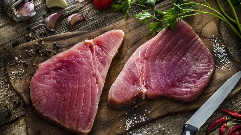 What is the optimal temperature for cooking a tuna steak?