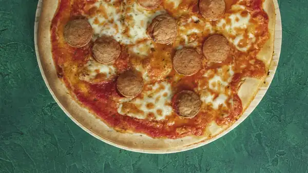 Simple and everyday, hot dogs stand out as a unique ingredient for pizza