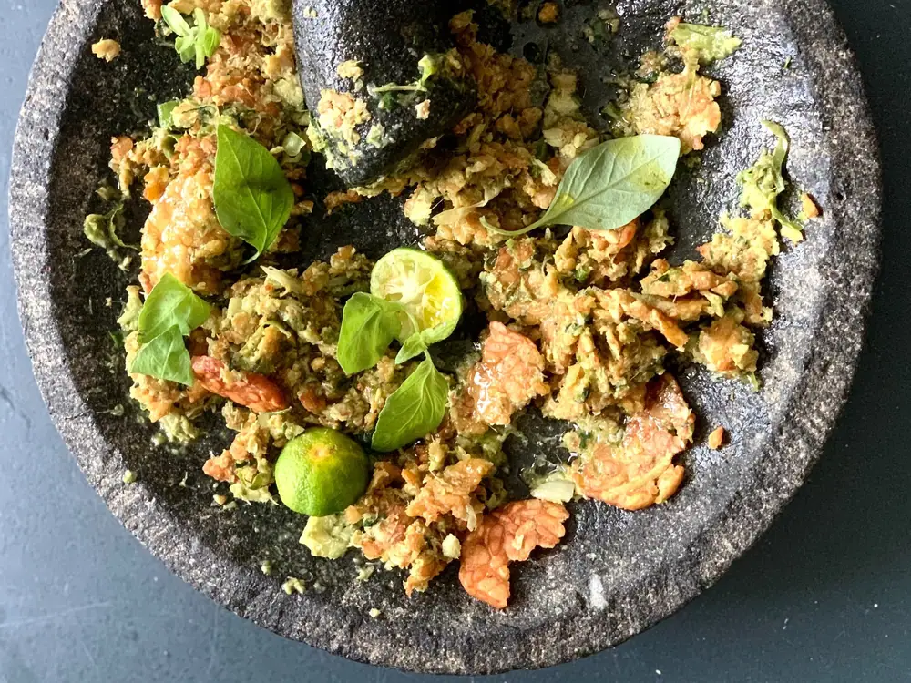 Receta de tempeh sambal con albahaca y limón