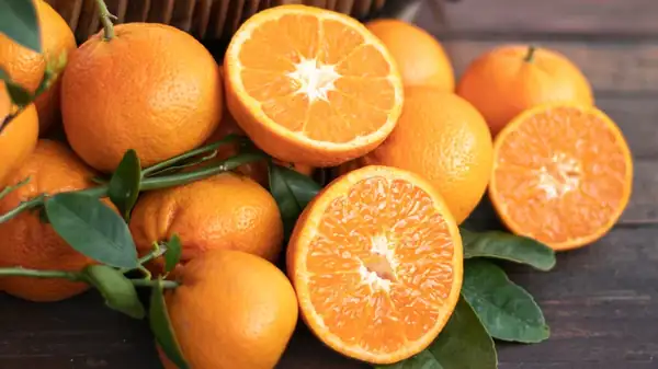 How To Pick Out The Ripest, Juciest Oranges From The Store