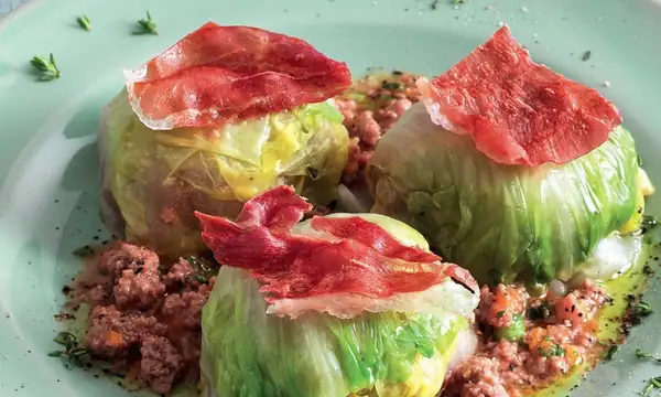 Rollitos de escarola con reducción de ragú
