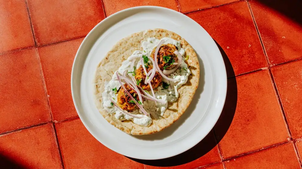 Un wrap de albóndigas de pollo que además te ayuda a consumir verduras