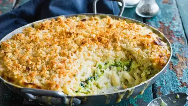 Mac'n'cheese with zucchini and garlic breadcrumbs